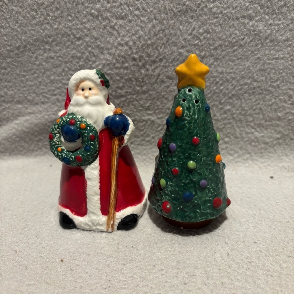 GKRO Santa and Christmas Tree 4 Inch Tall Salt Pepper Shakers Set